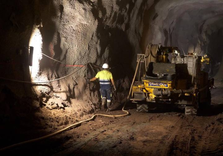 La excavación de la caverna de la central concentra la obra subterránea