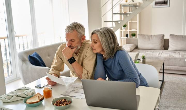 Should couples have a separate or joint bank account?