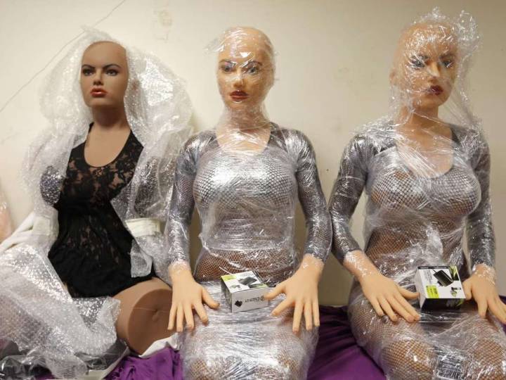 Francia investiga a plataformas por “muñecas” con apariencia infantil,