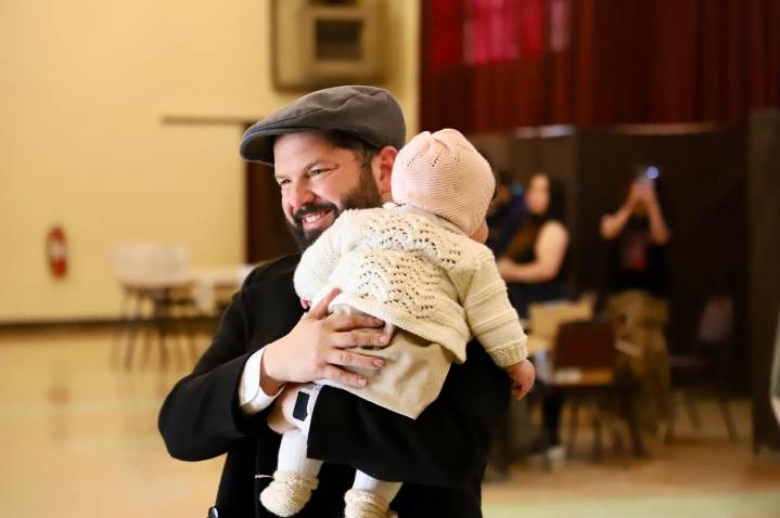 Violeta Boric se roba el protagonismo durante votación del presidente: Mandatario confesó estar “muy emocionado”