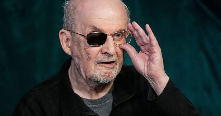 Salman Rushdie recibe galardón a la trayectoria en los premios Dayton