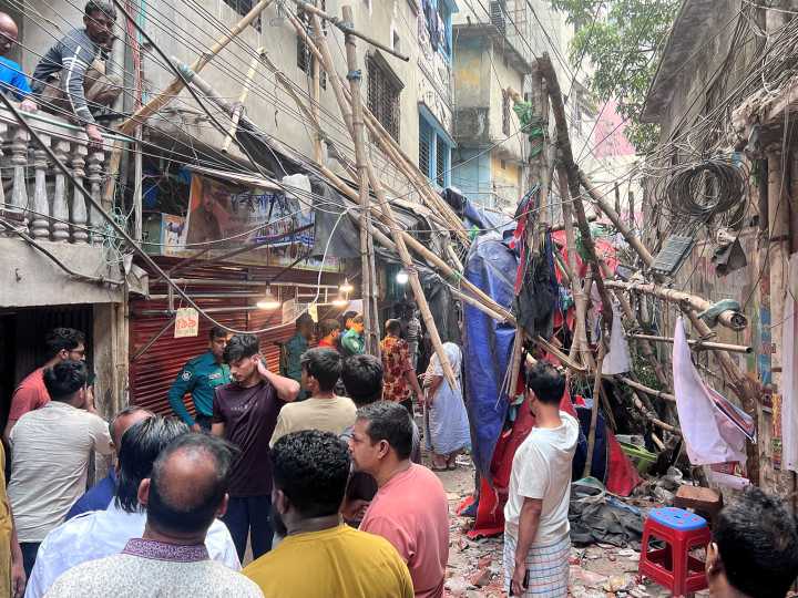 Bangladesh: 3 dead, 10 injured after rooftop railing collapses