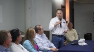 Se reúne Mario Vázquez con empresarios y productores en Parral