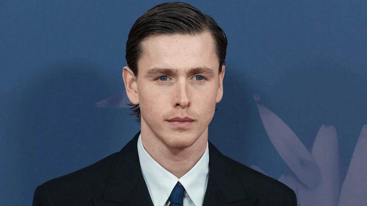 Harris Dickinson, el guapo del cine hijo de una peluquera que brilla como director en la dura 'The Urchin'