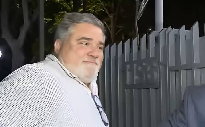 Esposo de exministra Vivanco se entregó en dependencias de Carabineros tras emitirse una orden de detención en su contra