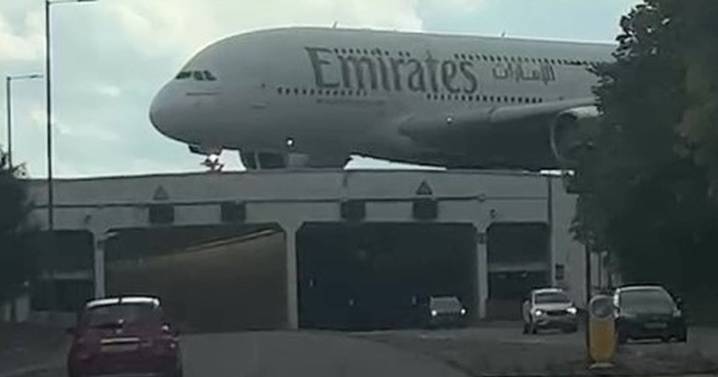 Incredible video shows giant Airbus A380 landing over motorway