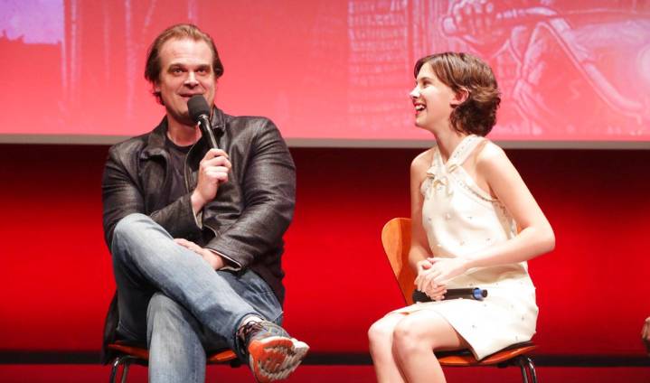Protagonista de “Stranger Things” demandó a David Harbour, quien es su papá en la serie
