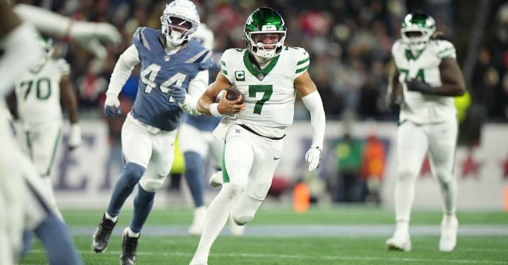 Jets bench starting quarterback after loss to Patriots