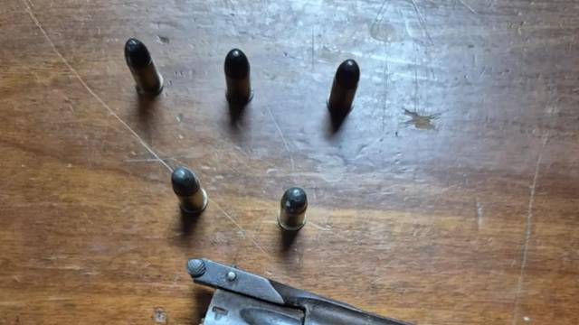 PASO DE LA PATRIA: Huyeron De La Policía Y Arrojaron Un Arma De Guerra