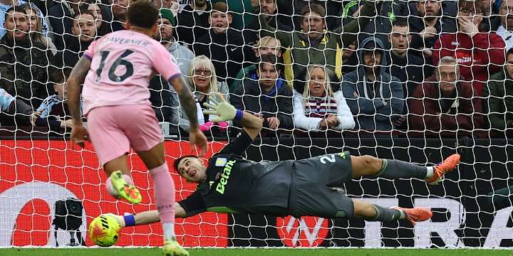 La deslumbrante actuación de Dibu Martínez en el triunfo del Aston Villa: atajó un penal y tuvo una increíble reacción para evitar un gol