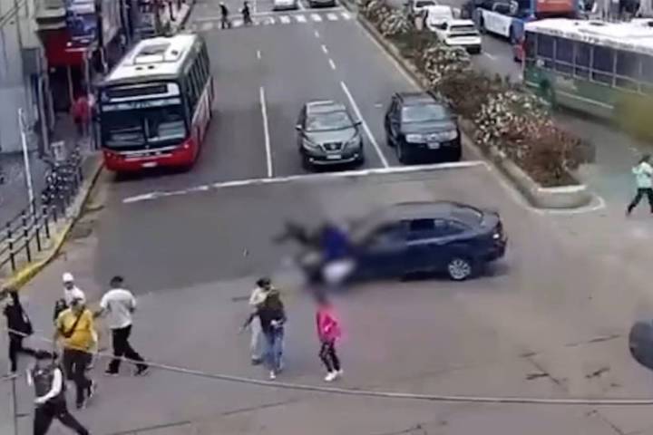 Un conductor aceleró en pleno centro de Lanús y atropelló a tres jubiladas