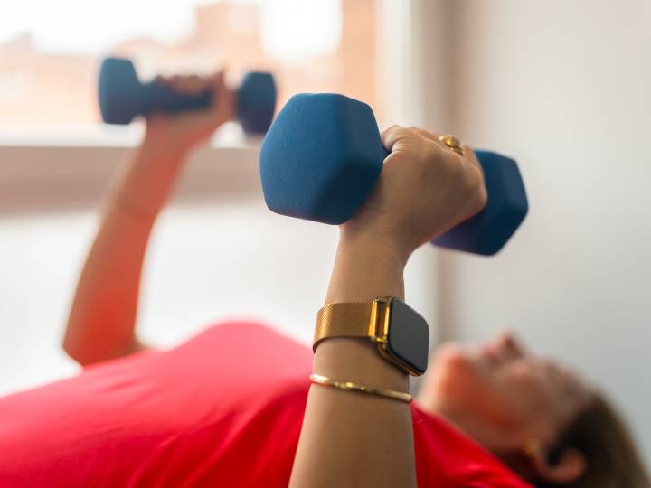"El músculo es el gran órgano de la longevidad": cinco ejercicios sencillos para hacer en casa