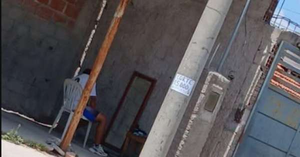 Ejemplo de esfuerzo: peluquero salteño corta el cabello en plena vereda y emociona a todos