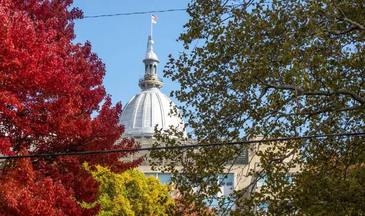 Illinois lawmakers approve state-specific vaccine guidelines, punt on gambling bill