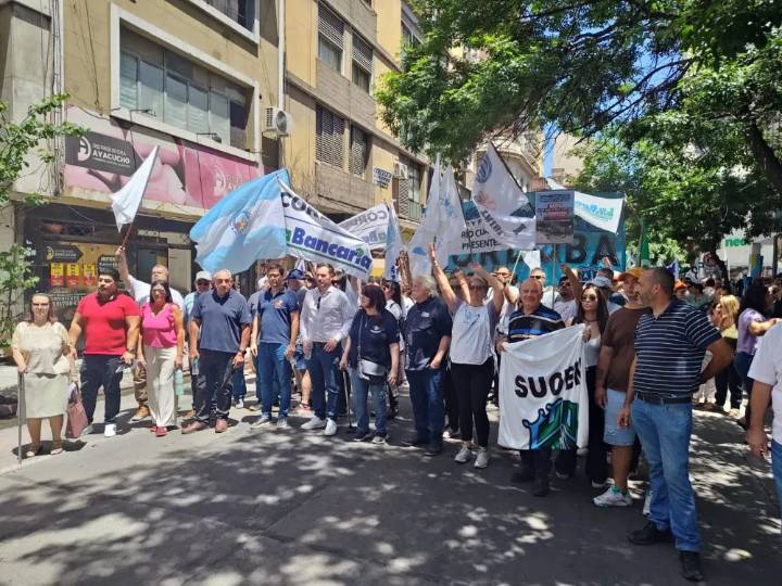 Sindicatos se movilizaron hasta la Caja de Jubilaciones para exigir el fin de los aportes extraordinarios