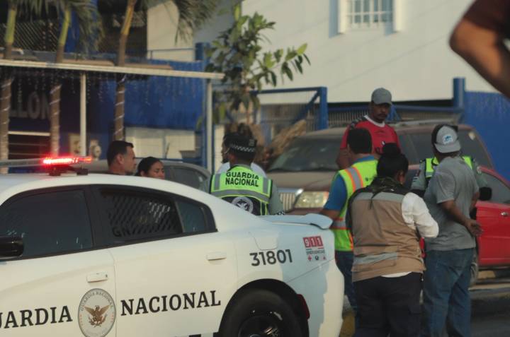 Choque de camión volteo y vehículo deja daños materiales en Libramiento Tapeixtles, Manzanillo
