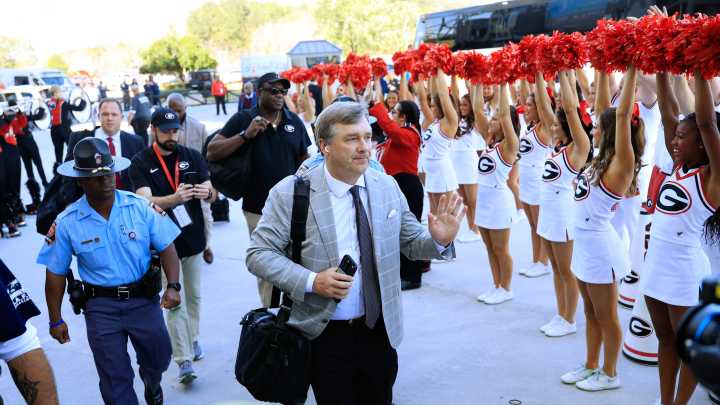 Who walked better? Gators or Dawgs? UF and UGA football players arrive