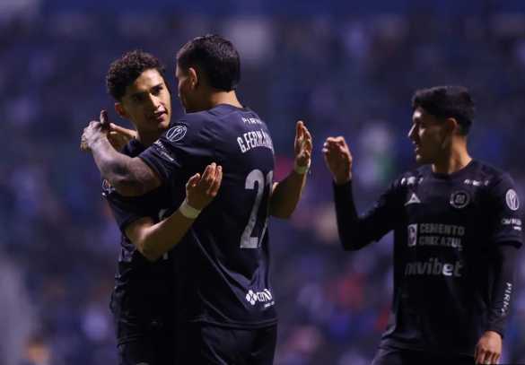 Cruz Azul derrotó al Puebla y se coloca como líder provisional del Apertura 2025.