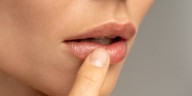 ¿Labios secos y agrietados? Usa esta poderosa mezcla para hacer un bálsamo casero