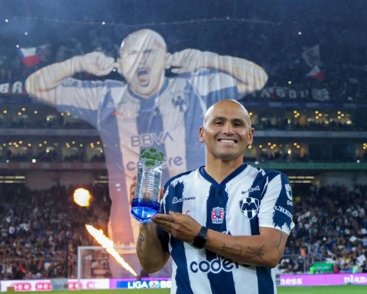 Monterrey convierte en eterno al "Chupete" Suazo tras sus homenajes