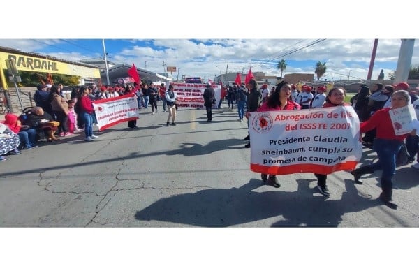 Maestros marchan contra la Ley del ISSSTE 2007 y acusan hostigamiento