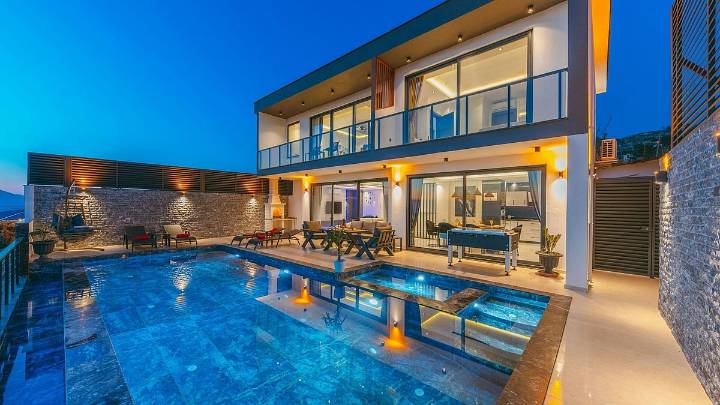 Trump Junior's 'Kohinoor' Suite In India Costs ₹1,10,0000 Per Night: Here's Where He's Staying For Netra Mantena's Wedding