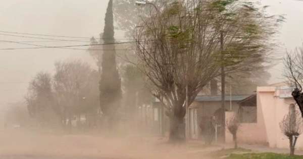 [AHORA] Fuertes ráfagas de viento en varios barrios salteños: a guardar la ropa