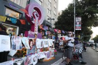 Colectivos colocan ofrenda en honor a víctimas de feminicidios y desaparecidos en México