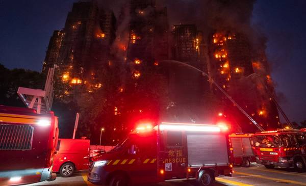 Al menos 44 muertos por un voraz incendio en Hong Kong