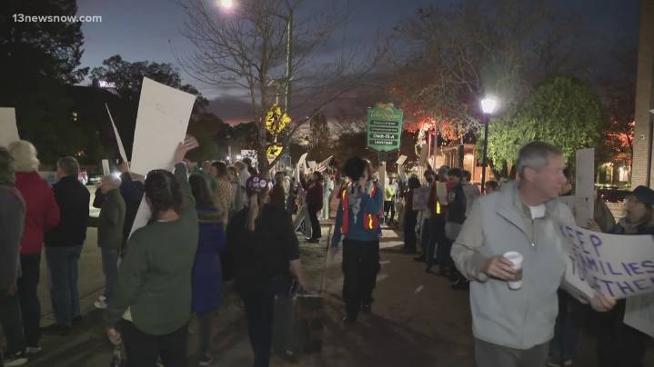 Protest held in Williamsburg after community members detained by ICE