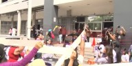 Mujeres protestan frente al MP exigiendo más recursos y eliminación de violencia doméstica