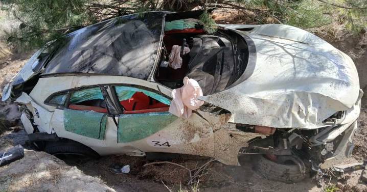 Una Ferrari despistó y chocó contra un árbol en San Martín de los Andes: dos personas fueron hospitalizadas