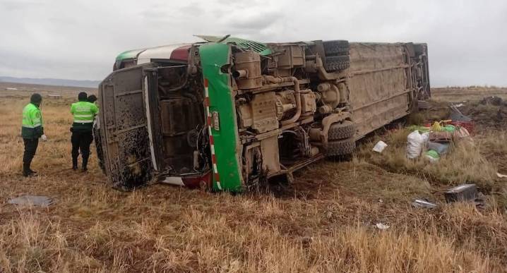 Cusco: tres muertos y más de 30 heridos tras despiste y vuelco de bus interprovincial en Espinar