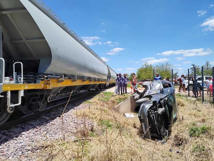 Hermoso Campo: tren de cargas arrolló a un automóvil y su conductor fue hospitalizado