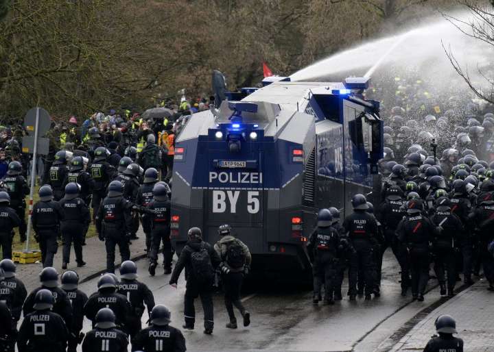 Extrema derecha de Alemania funda su nueva organización juvenil; protestas retrasan el congreso