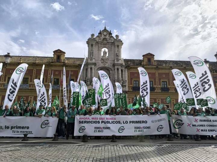 Miles de empleados públicos exigen al Gobierno andaluz mejoras laborales y salariales
