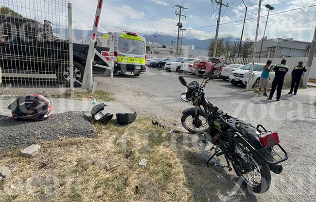 Motociclista resulta herido tras ser embestido; conductor huye y abandona camioneta