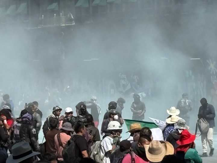 Tensión en el Palacio Presidencial: manifestantes chocan con la policía en México