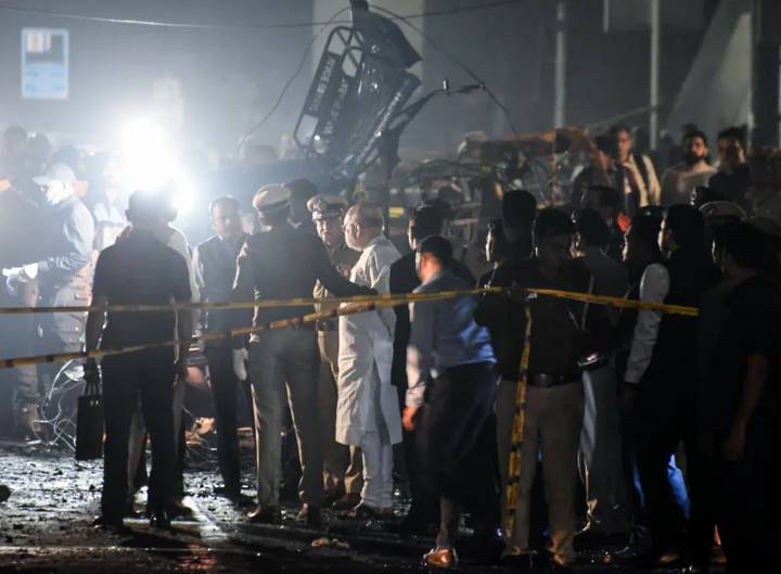 Blast occurred near Red Fort, thorough probe will be conducted taking all possibilities into account: Amit Shah