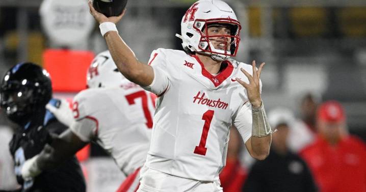 Houston's defense holds on to upend UCF 30-27 after late field goal by Ethan Sanchez
