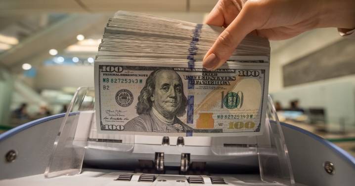 Solo tres monedas le han ganado al dólar en 200 años de historia