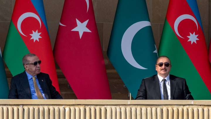 Desfile militar de Azerbaiyán para festejar la limpieza étnica de Artsaj: Ilham Aliyev se burló de los prisioneros armenios y Recep Tayyip Erdogan elogió a Nikol Pashinyan