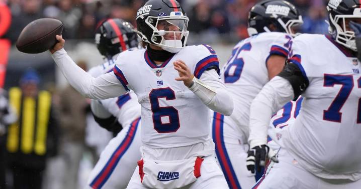 Giants QB Jaxson Dart leaves after taking hard hit against the Bears