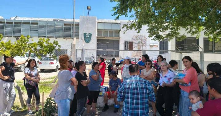 Tensión en el Penal 2 de Roca: familiares protestan y denuncian presunto motín en el interior
