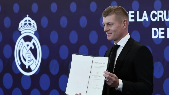 El emotivo discurso de Toni Kroos al ser condecorado: "El fútbol no es el mundo real, y esto me ha enseñado cómo es la vida"