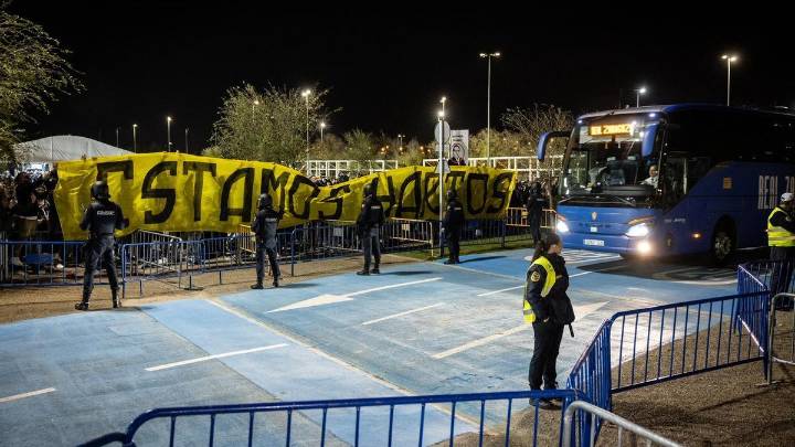 Comienza la protesta: el zaragocismo está "hasta los huevos" de un Real Zaragoza que no le representa
