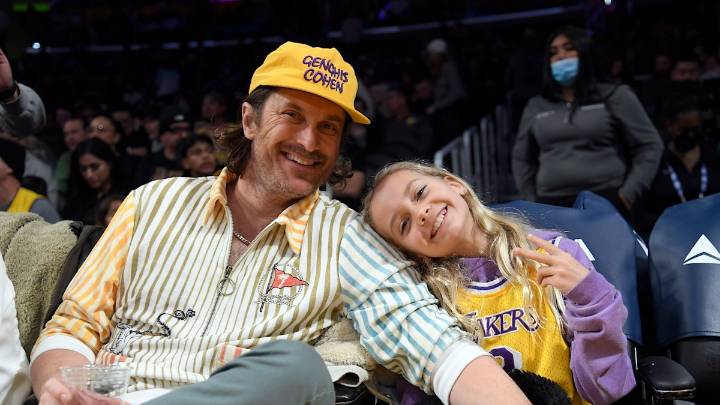 Oliver Hudson admits his daughter is 'desensitized to his insanity'