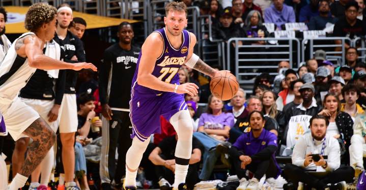 Lakers hang on late to beat Spurs