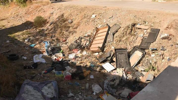 Utilizan arroyo en la colonia Villa Nueva como basurero y sitio para drogarse
