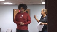 Alabama football player giving back ahead of Thanksgiving